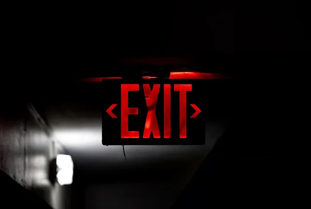 exit sign, light, exit light, emergency exit, evacuation, emergency, escape, safety, exit sign, exit sign, exit sign, exit sign, emergency exit, emergency exit, emergency exit, emergency, emergency, emergency, emergency, emergency. Checklista för säkerhetsrutiner på e-handelslager