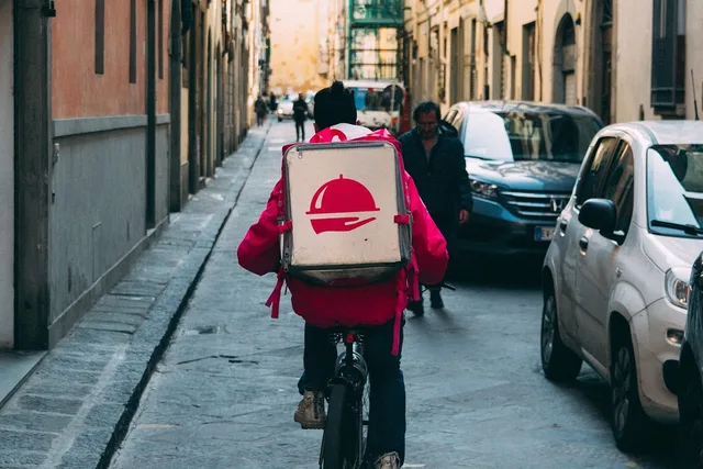foodora, bike, delivery, street, bicycle, box, food delivery, traffic, outdoors, urban, city, delivery, food delivery, food delivery, food delivery, food delivery, food delivery. Ombud, paketbox eller hemleverans: så jämför du