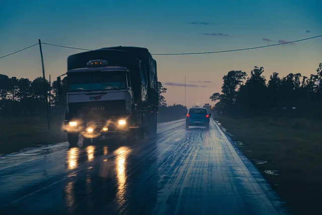 night, truck, road, big truck, car wallpapers, delivery truck, cargo truck, traffic, street, car, vehicles, transportation, transport, delivery, logistics, driving. Vad ingår i ett fraktavtal med transportör?