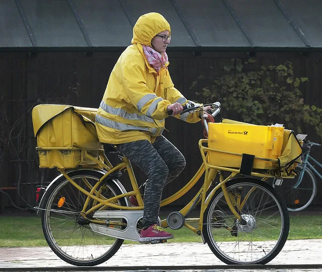 mail delivery, postman, delivery employee, bicycle, delivery, rain clothing, post office, letters, transport, distribution, to ship, post letter, send, deutsche post, postman, postman, postman, postman, postman, delivery, deutsche post. Vilka leveransalternativ måste du erbjuda i kassan?